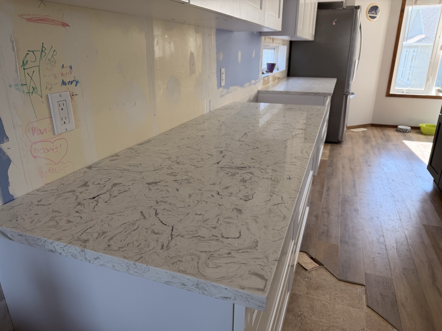 Long marbled quartz peninsula install